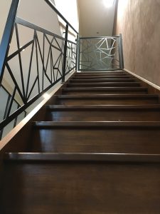 Rampe d&rsquo;escalier avec t&ocirc;le d&eacute;coup&eacute; S&eacute;lestat 1