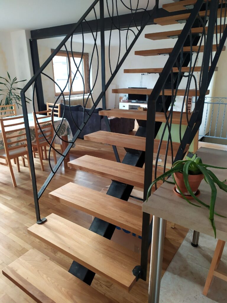 Escalier avec rampes et garde-corps de tr&eacute;mie Saint-Di&eacute;-des-Vosges 4